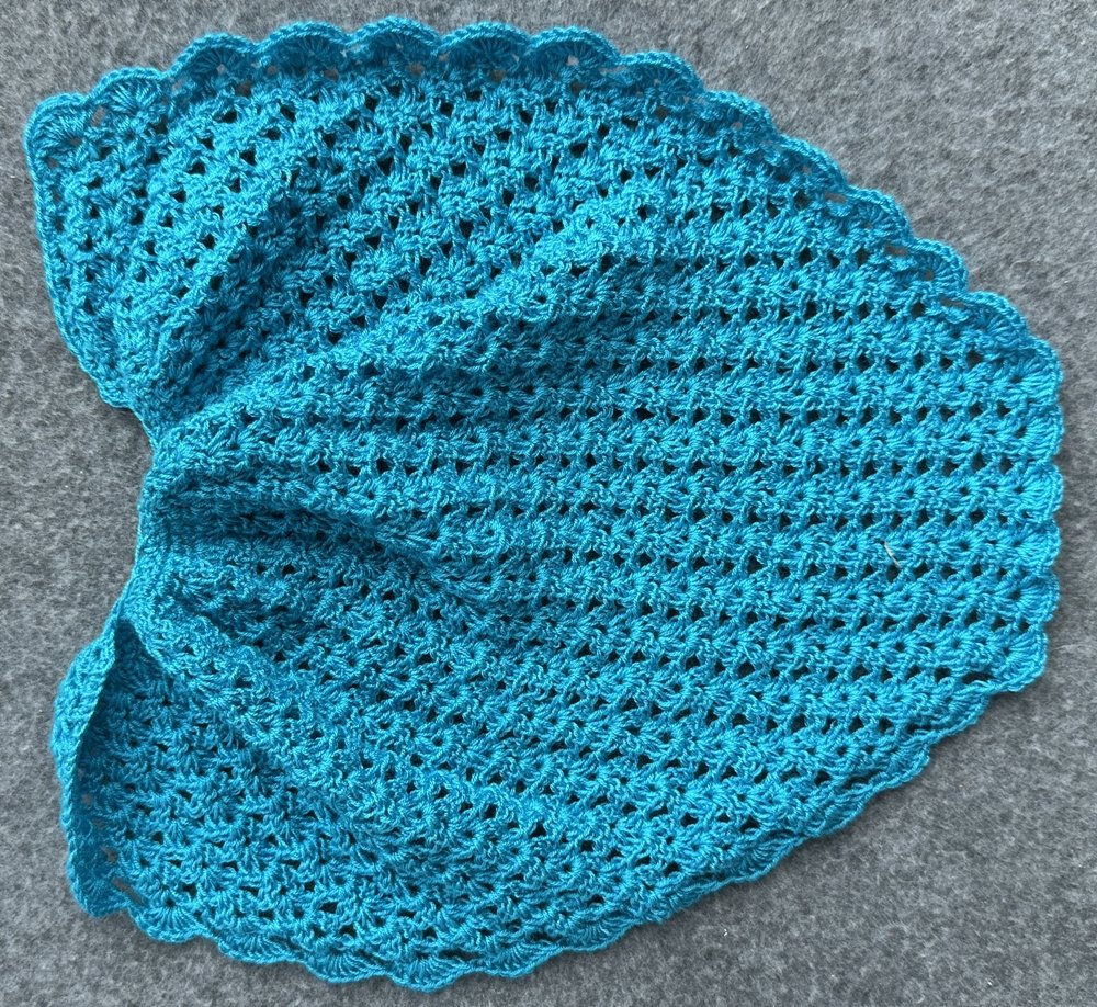 Blog-Inhaltsbild für 'Überrock oder Cape für kleine Puppen häkeln  – kostenlose Häkelanleitung'