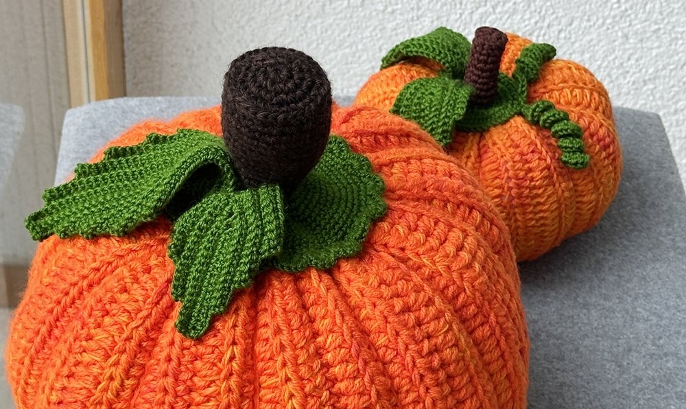 Blog-Inhaltsbild für 'Gehäkelte große Kürbisse als Dekoration'