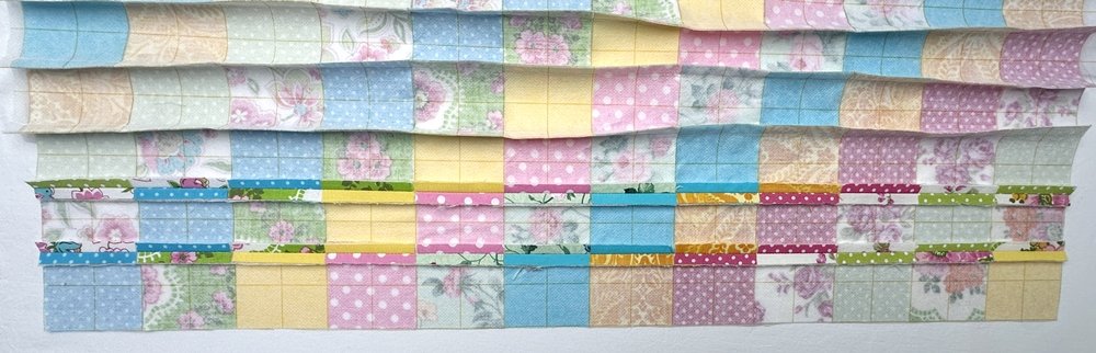 Blog-Inhaltsbild für 'Näh-Workshop Teil 2: Patchwork-Bettdecke für das Puppenbett'