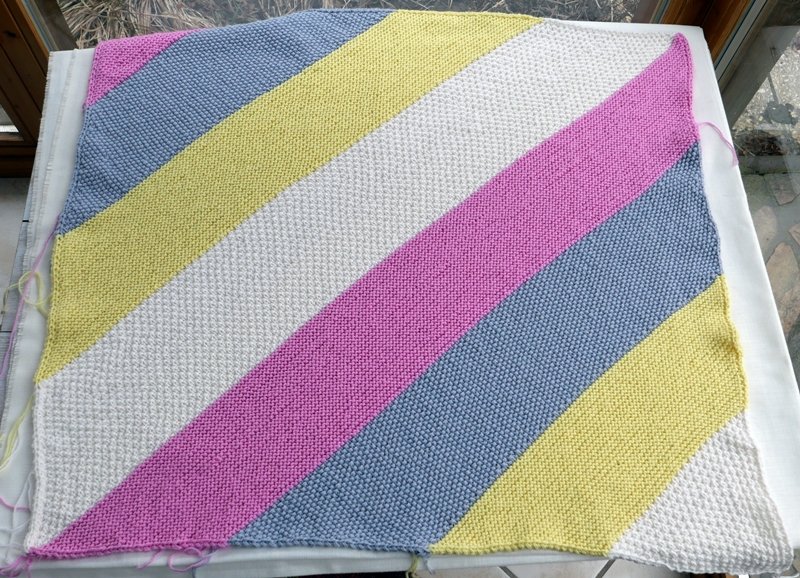 Blog-Inhaltsbild für 'Die weichste Babydecke der Welt im Mustermix - Kostenlose Strickanleitung'