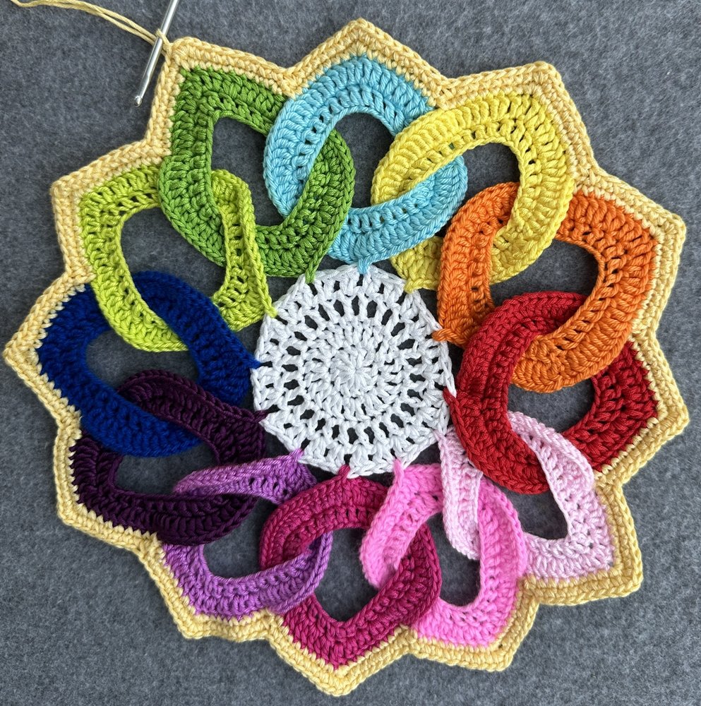 Blog-Inhaltsbild für 'Dekorativer Anhänger aus bunten Garnresten - Kostenlose Häkelanleitung'