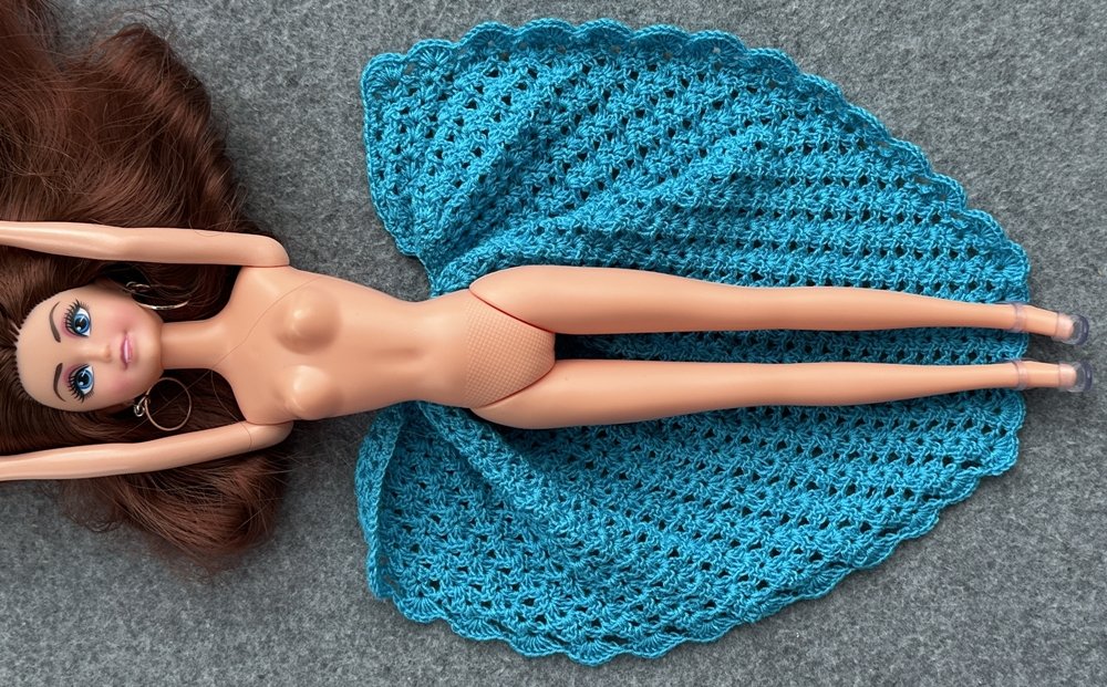 Blog-Inhaltsbild für 'Überrock oder Cape für kleine Puppen häkeln  – kostenlose Häkelanleitung'