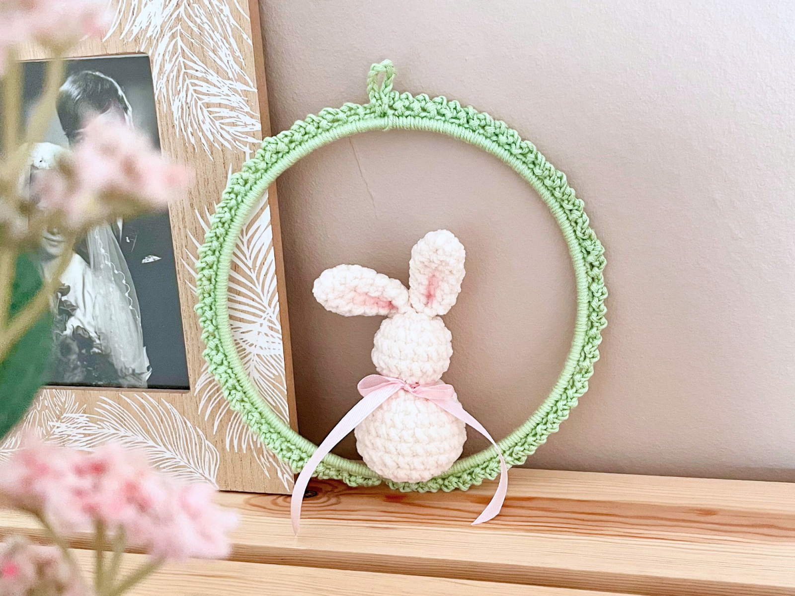 Blog-Inhaltsbild für 'Kostenlose Häkelanleitung – Frühlingsdekoration Dekoring Hase'