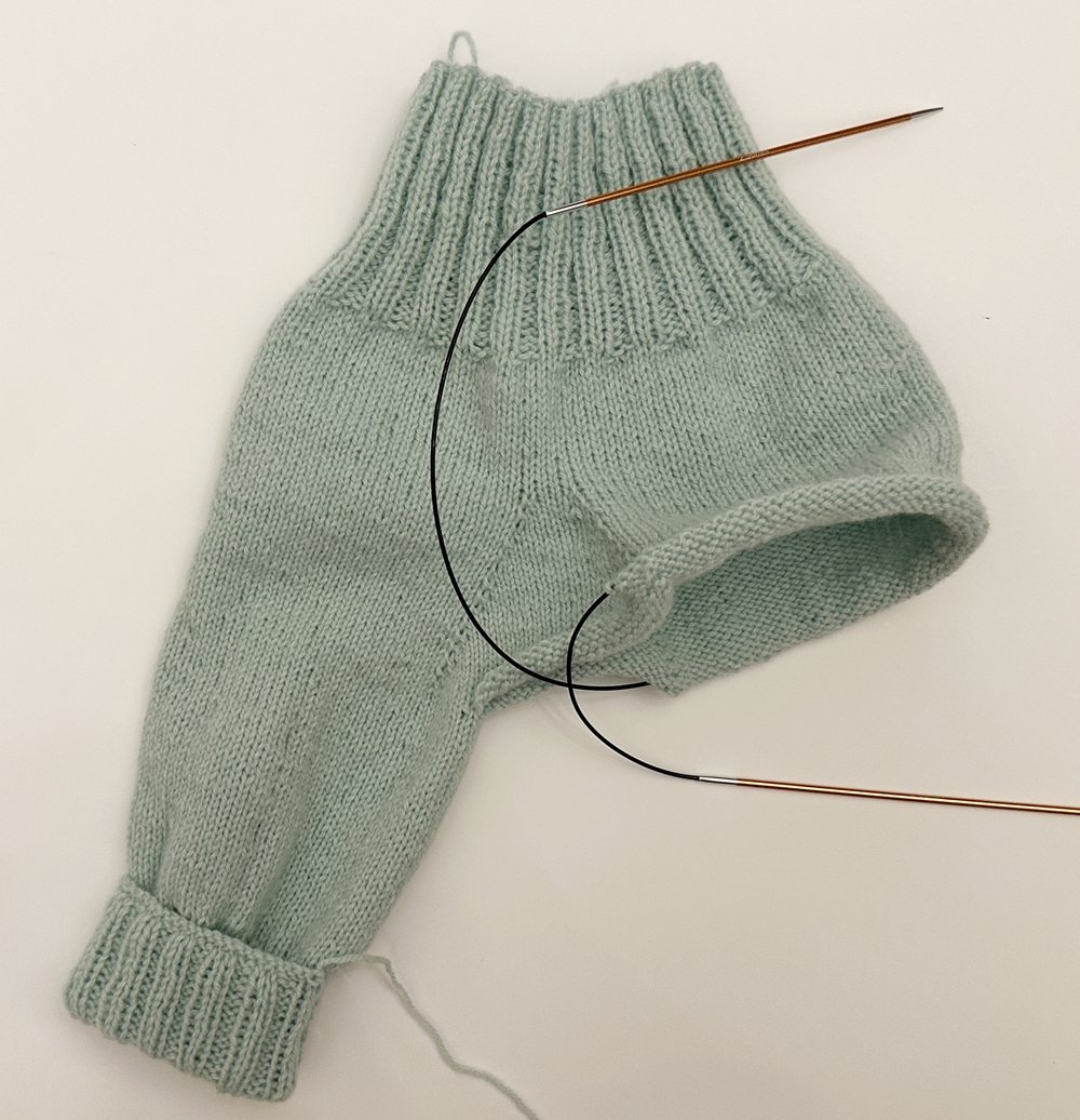 Blog-Inhaltsbild für 'Strickanleitung Babyhose in 3 Größen'