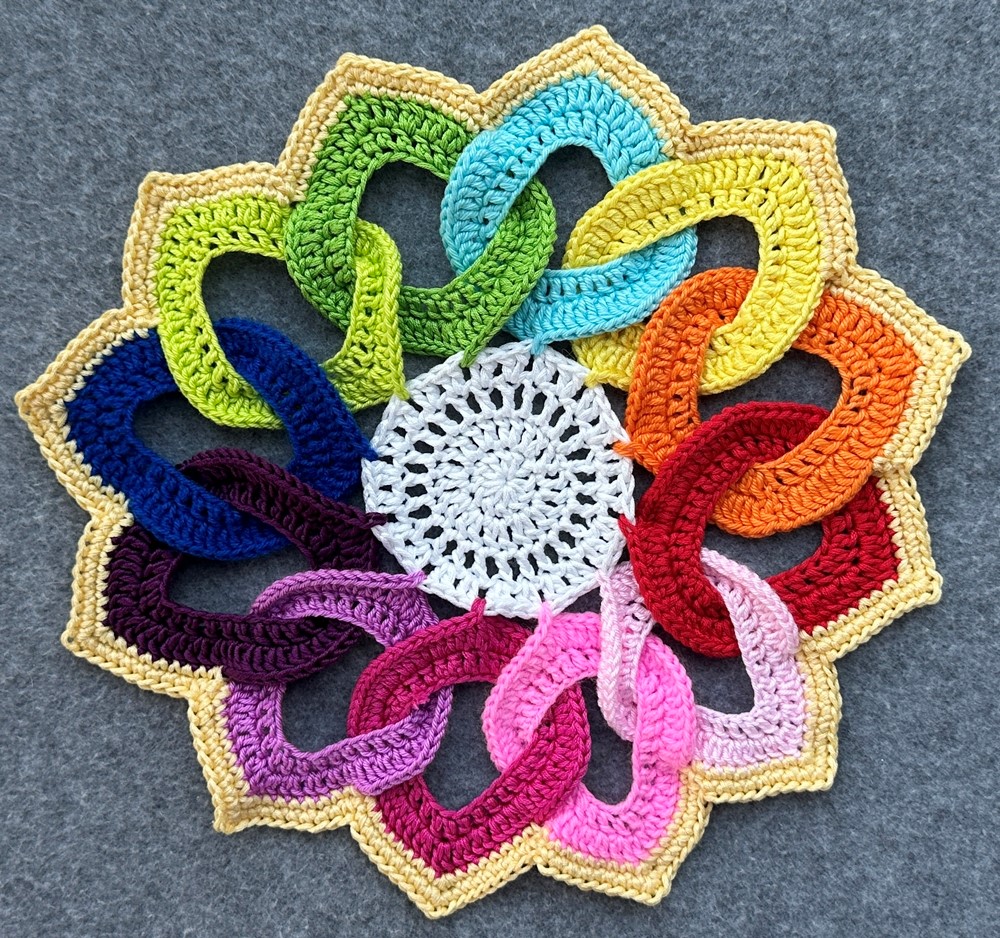 Blog-Inhaltsbild für 'Dekorativer Anhänger aus bunten Garnresten - Kostenlose Häkelanleitung'