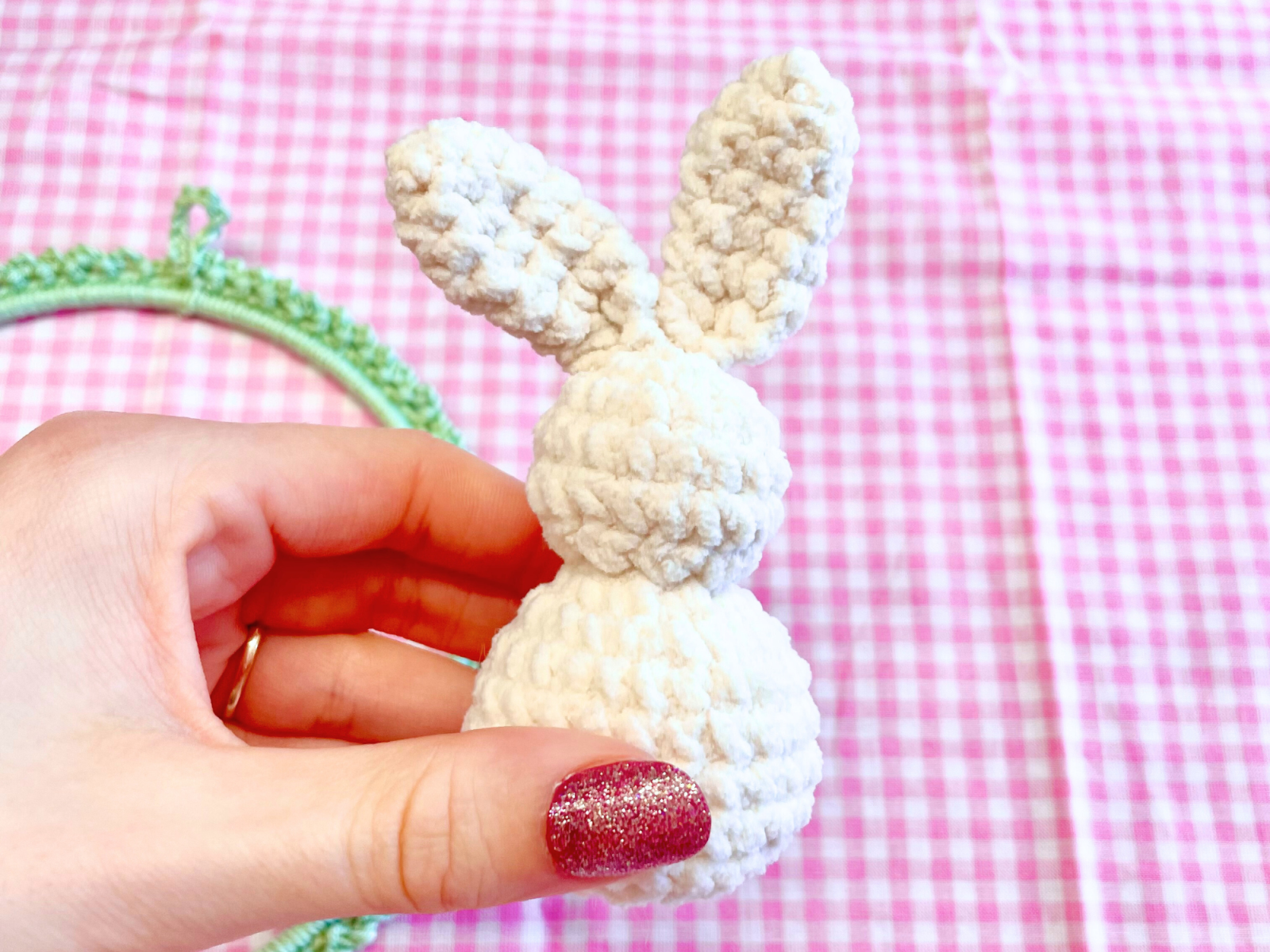 Blog-Inhaltsbild für 'Kostenlose Häkelanleitung – Frühlingsdekoration Dekoring Hase'