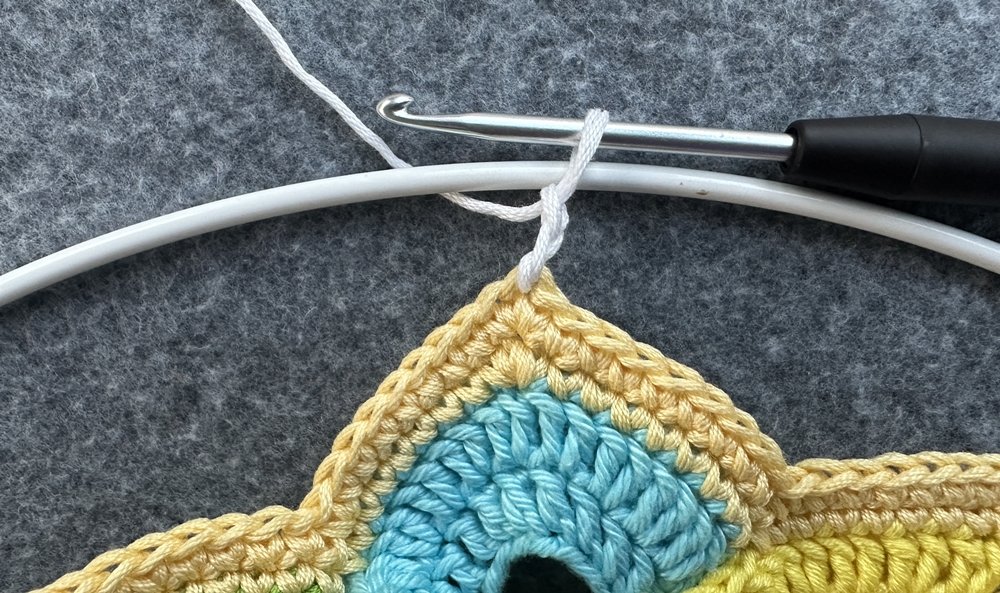 Blog-Inhaltsbild für 'Dekorativer Anhänger aus bunten Garnresten - Kostenlose Häkelanleitung'