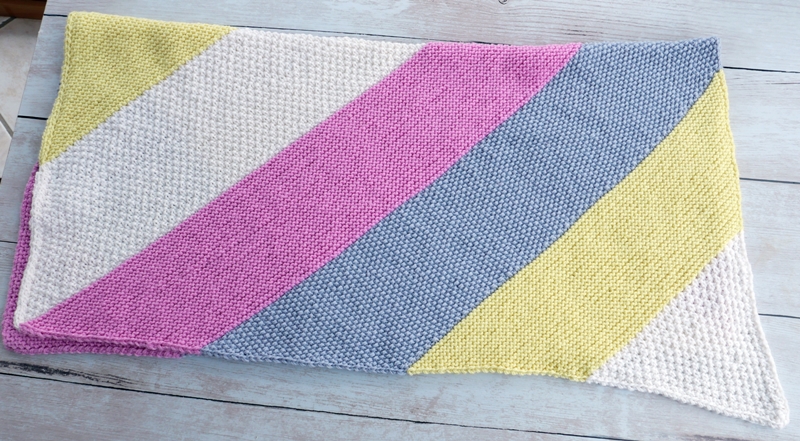 Blog-Inhaltsbild für 'Die weichste Babydecke der Welt im Mustermix - Kostenlose Strickanleitung'