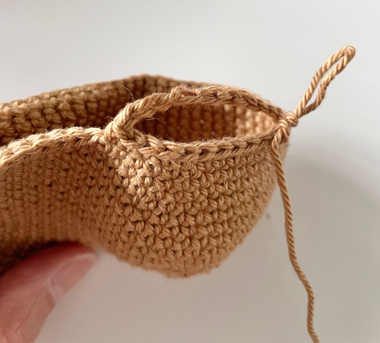 Blog-Inhaltsbild für 'Kostenlose Häkelanleitung: Süßes Amigurumi Pferd selbst gemacht! 🐴💚'