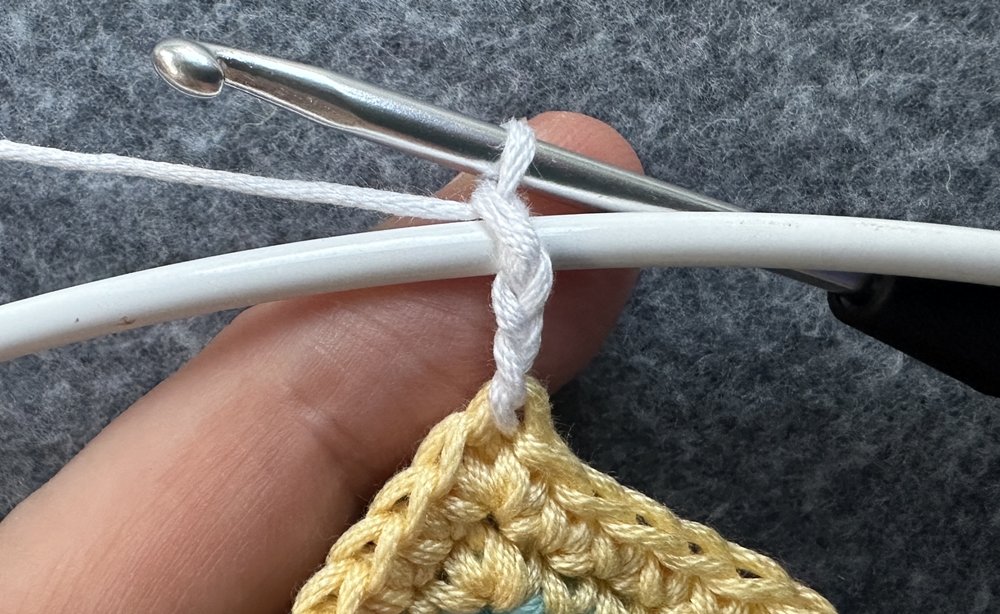 Blog-Inhaltsbild für 'Dekorativer Anhänger aus bunten Garnresten - Kostenlose Häkelanleitung'