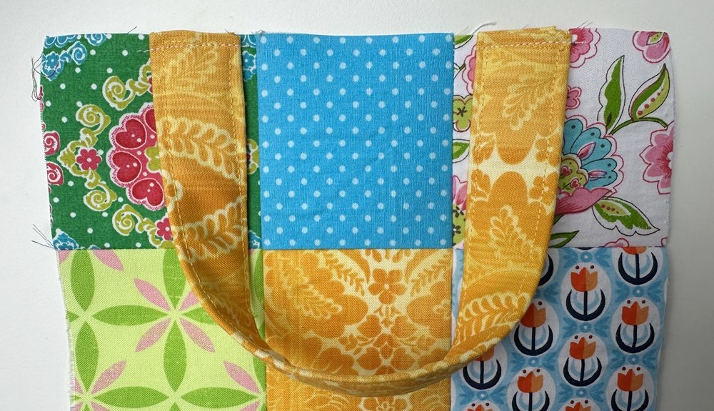 Blog-Inhaltsbild für 'Kindertasche im Patchwork-Style - Kostenlose Nähanleitung'