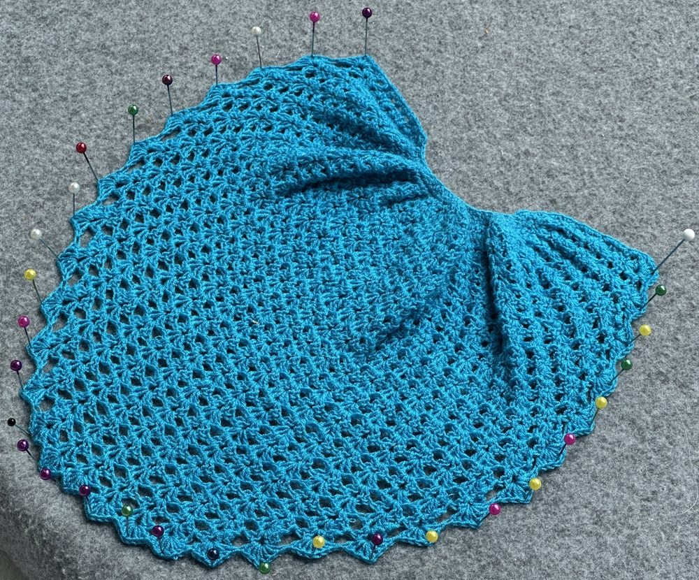 Blog-Inhaltsbild für 'Überrock oder Cape für kleine Puppen häkeln  – kostenlose Häkelanleitung'