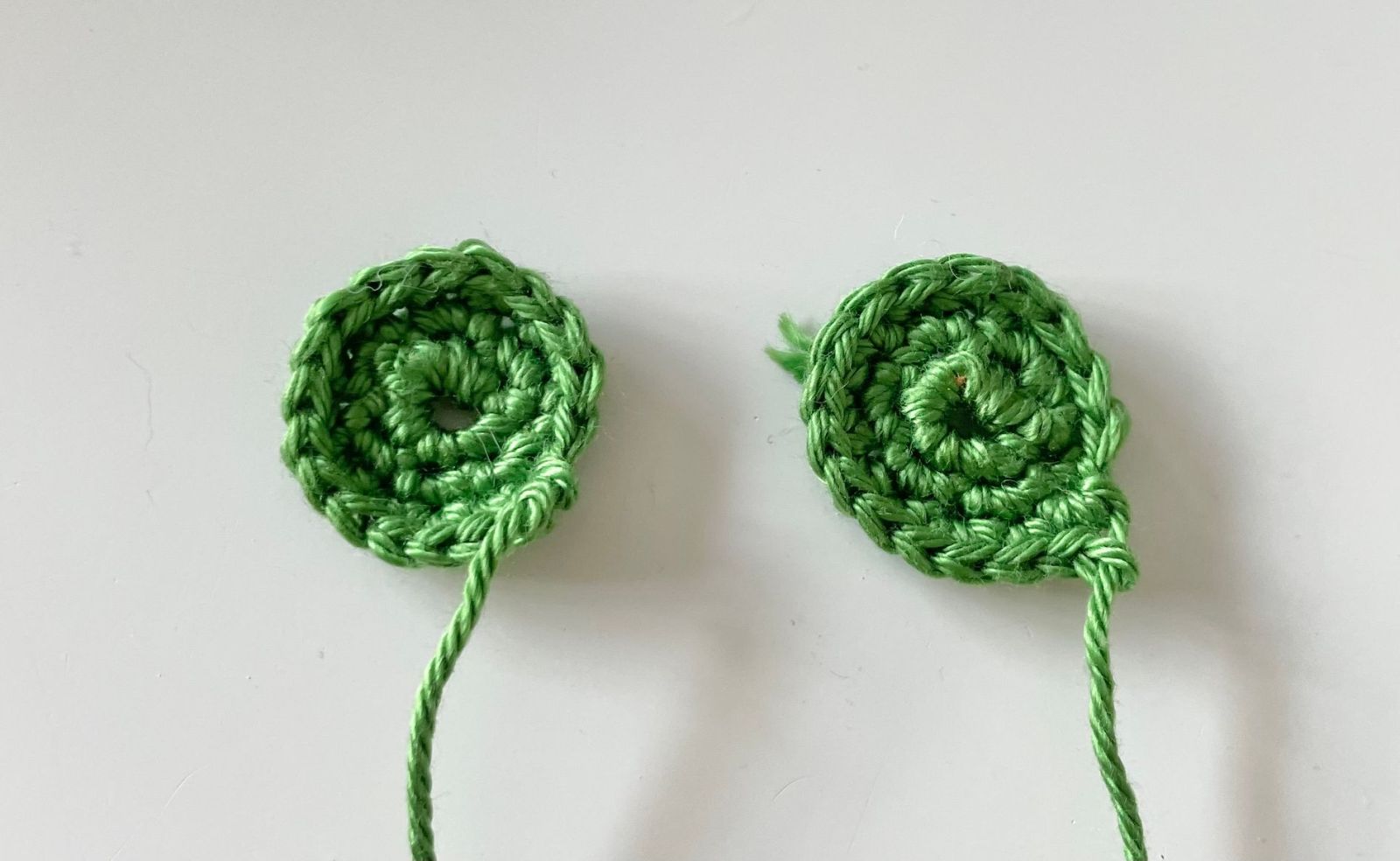 Blog-Inhaltsbild für 'Kostenlose Häkelanleitung: Süßes Amigurumi Pferd selbst gemacht! 🐴💚'