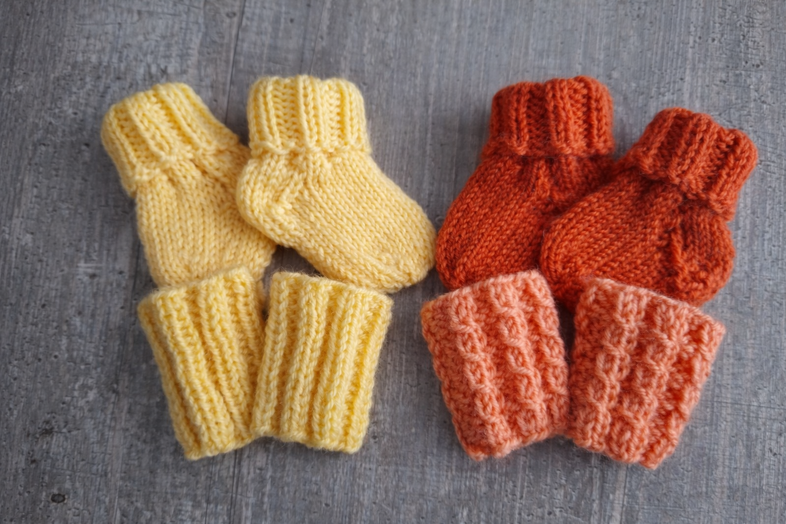 Blog-Inhaltsbild für 'Pulswärmer & Frühchensöckchen — sanft wärmend, liebevoll gestrickt (kostenlose Strickanleitung)'