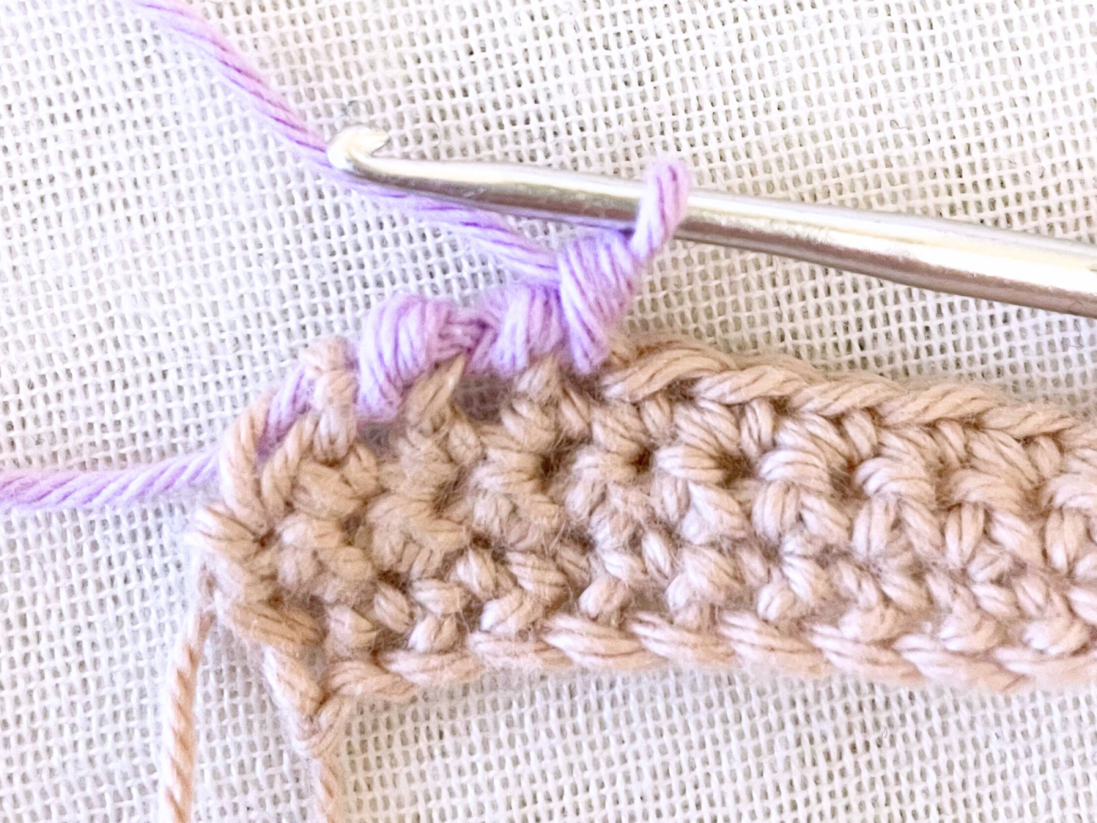 Blog-Inhaltsbild für 'Kostenlose Häkelanleitung Weihnachtsbaumkugel "Schneemann"'