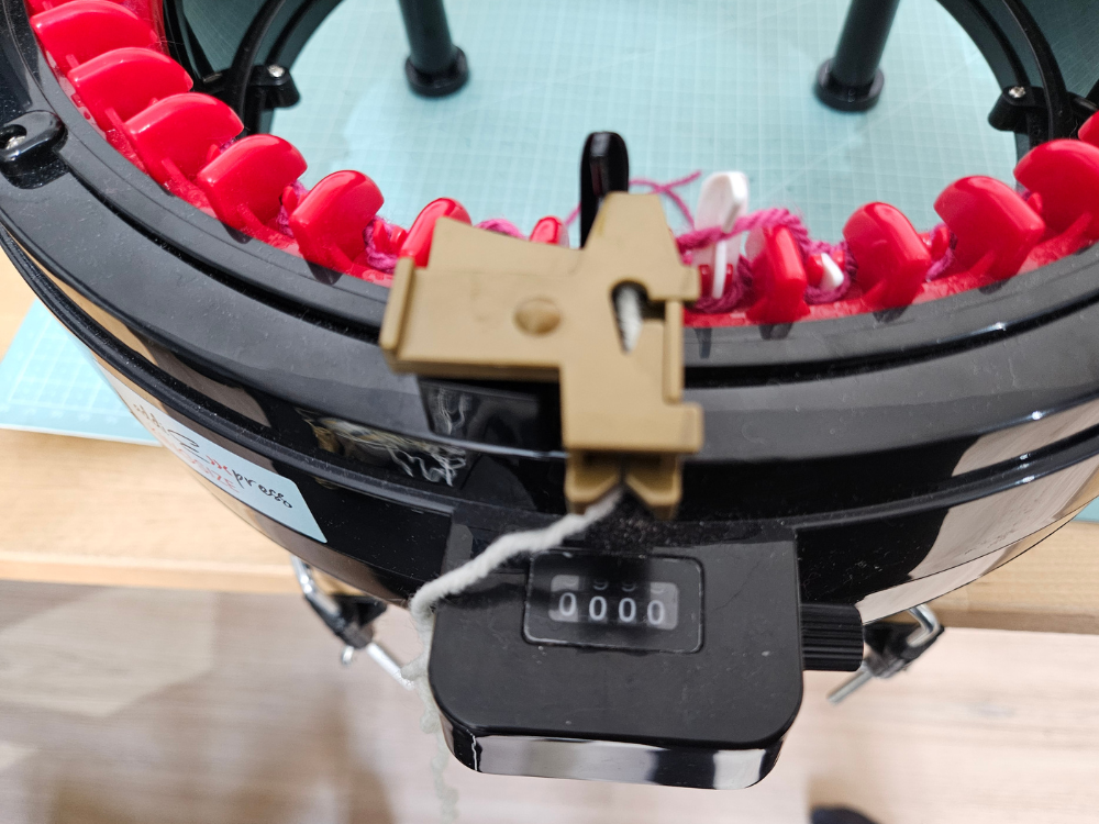 Blog-Inhaltsbild für 'Strickmühlen Praxisguide #2: Erste Projekte (Beanie & Loop)'