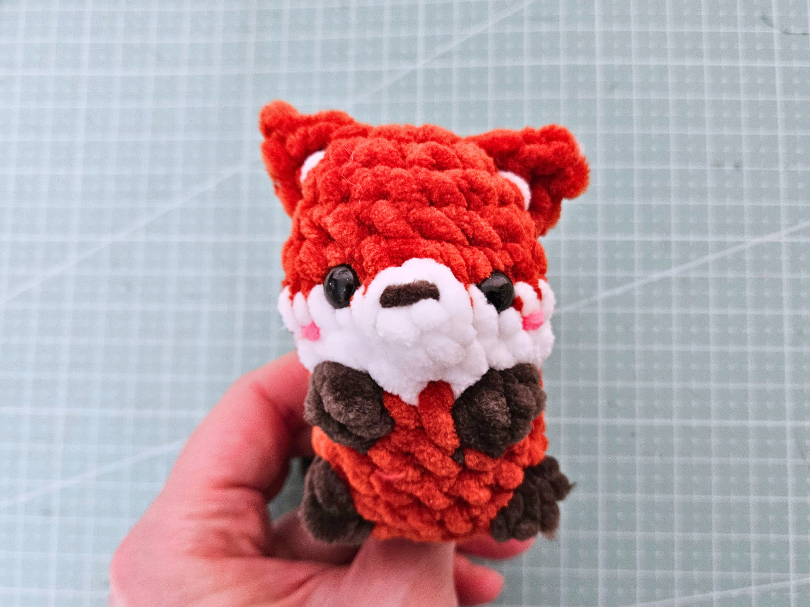 Blog-Inhaltsbild für 'Häkeln mit Chenillewolle: So gelingen kuschelige Amigurumis'