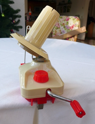 Blog-Inhaltsbild für 'Wolle schnell und komfortabel wickeln - Schirmhaspel und Wollwickler im Einsatz'