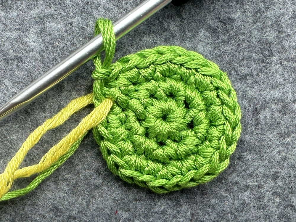 Blog-Inhaltsbild für 'Etwas Praktisches für den Garten: Tischtuchbeschwerer aus Garnresten häkeln'