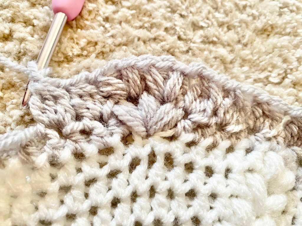 Blog-Inhaltsbild für '14. Herzensdiamanten von Wolldiamant: Herzensdiamantkuscheldecke- Ein Stück Geborgenheit – Masche für Masche'