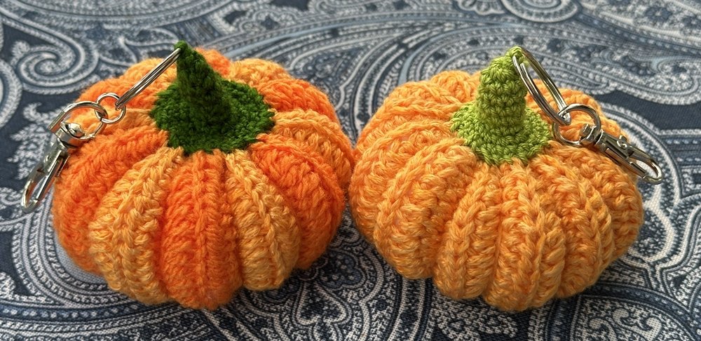 Blog-Inhaltsbild für 'Kleine Kürbisse als Schlüsselanhänger oder Taschenbaumler häkeln'