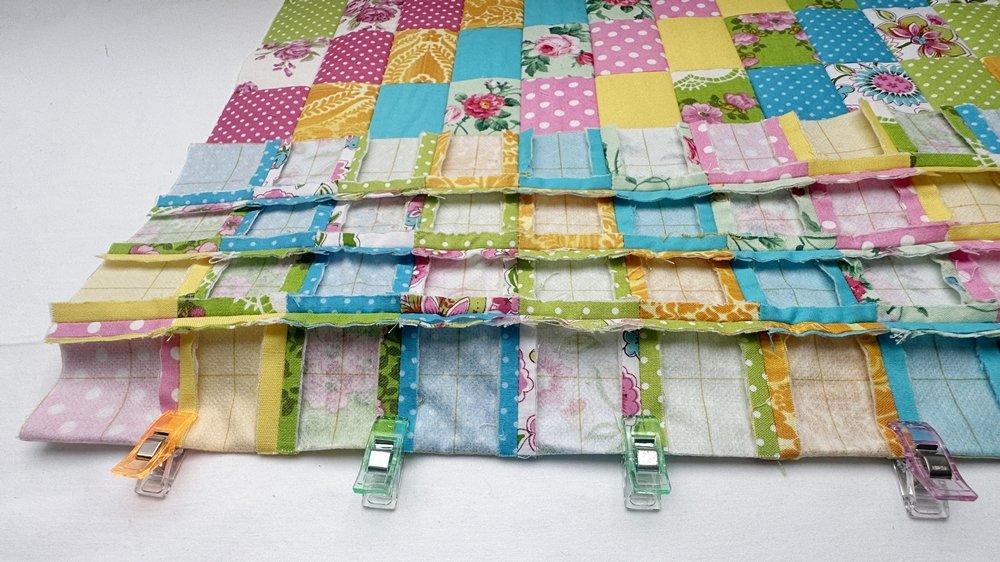 Blog-Inhaltsbild für 'Näh-Workshop Teil 2: Patchwork-Bettdecke für das Puppenbett'