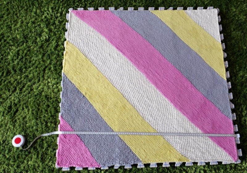 Blog-Inhaltsbild für 'Die weichste Babydecke der Welt im Mustermix - Kostenlose Strickanleitung'