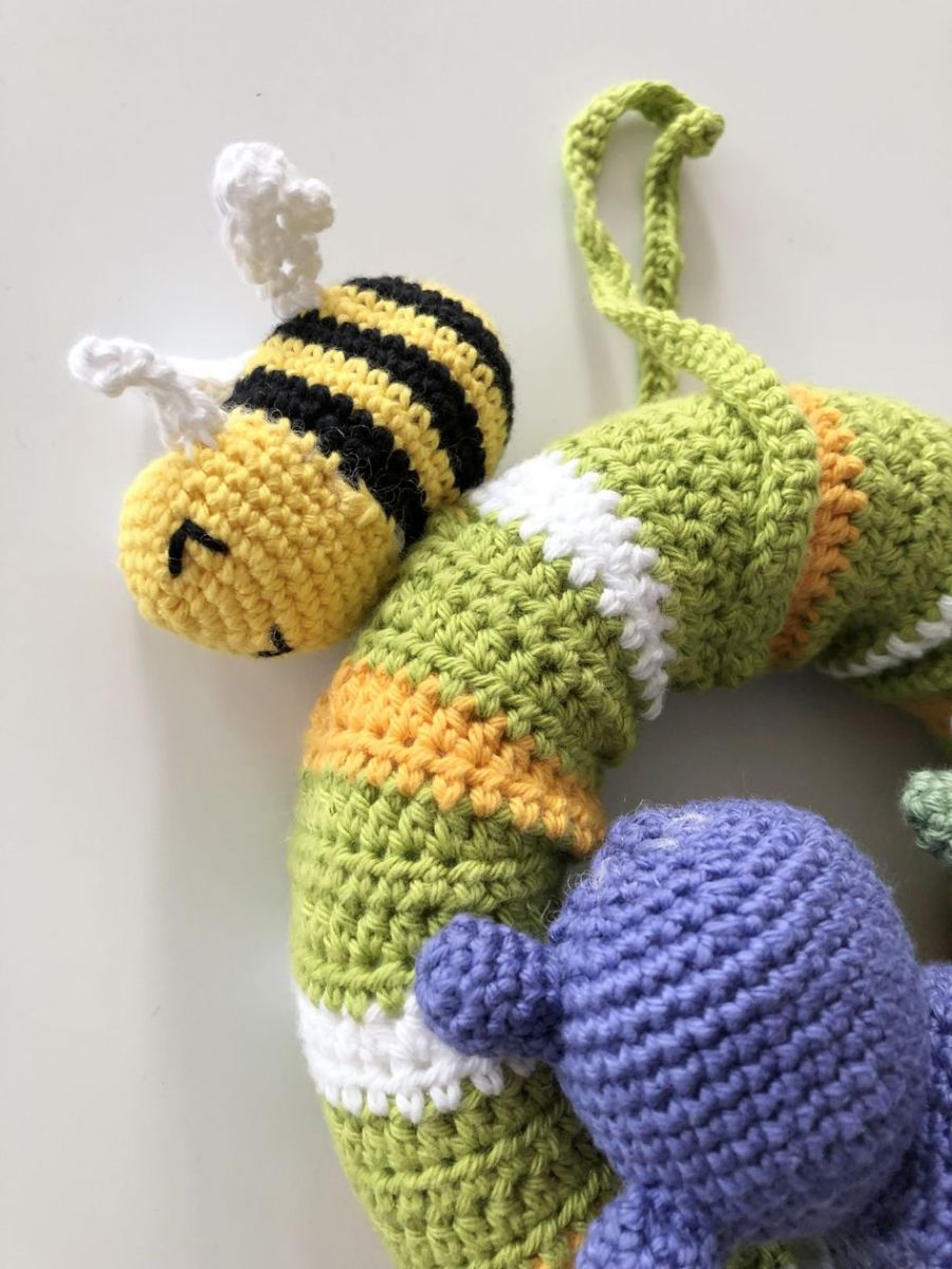 Blog-Inhaltsbild für 'Häkelanleitung Kranz Raupe'