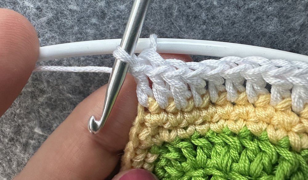 Blog-Inhaltsbild für 'Dekorativer Anhänger aus bunten Garnresten - Kostenlose Häkelanleitung'