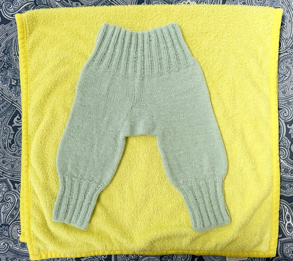 Blog-Inhaltsbild für 'Strickanleitung Babyhose in 3 Größen'