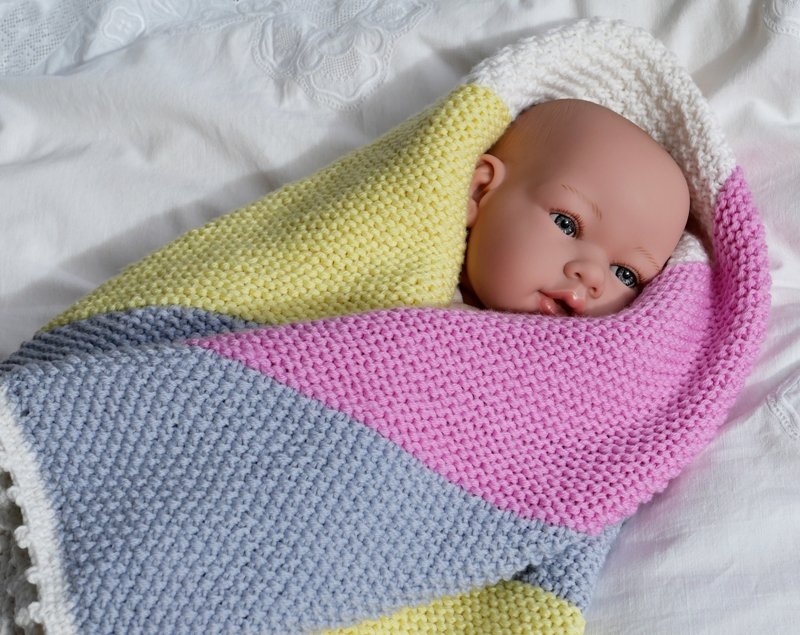Blog-Inhaltsbild für 'Die weichste Babydecke der Welt im Mustermix - Kostenlose Strickanleitung'