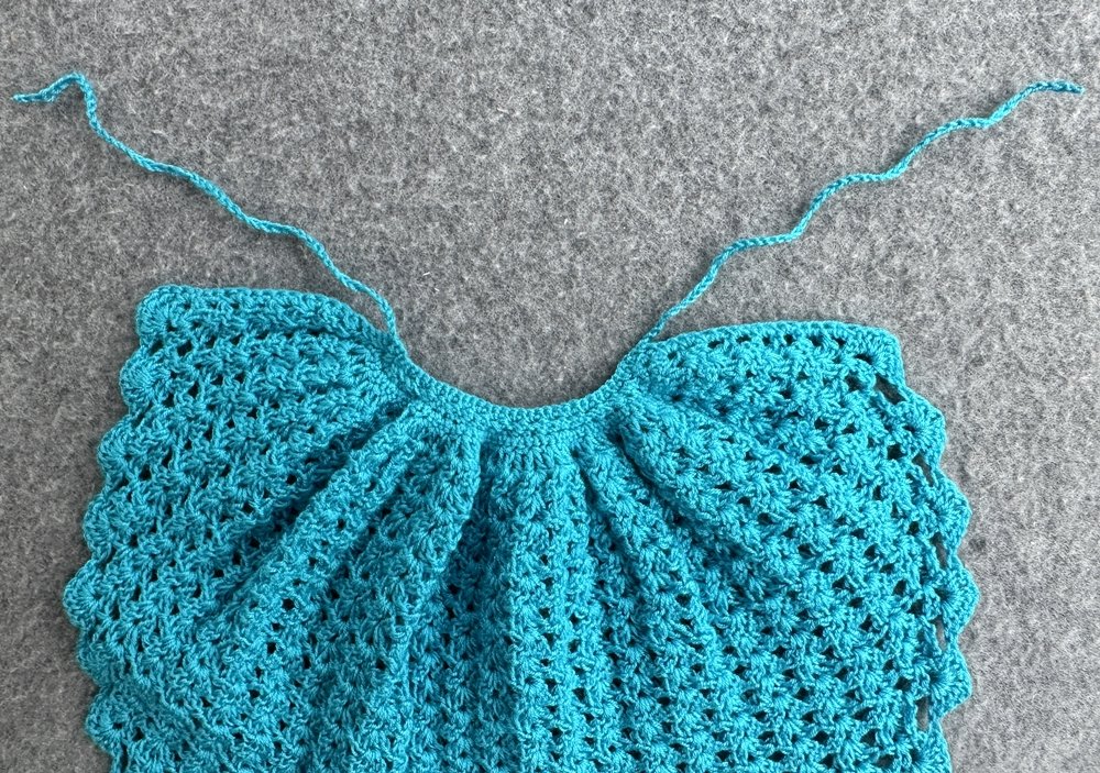 Blog-Inhaltsbild für 'Überrock oder Cape für kleine Puppen häkeln  – kostenlose Häkelanleitung'