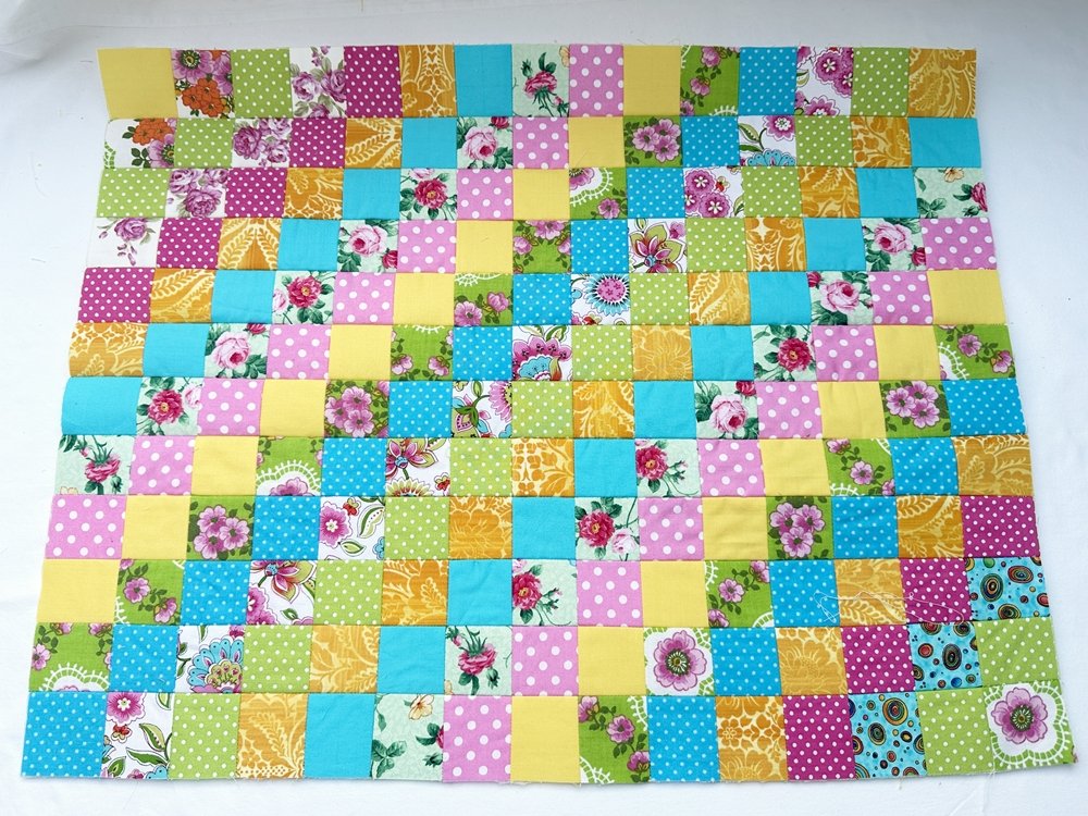 Blog-Inhaltsbild für 'Näh-Workshop Teil 2: Patchwork-Bettdecke für das Puppenbett'