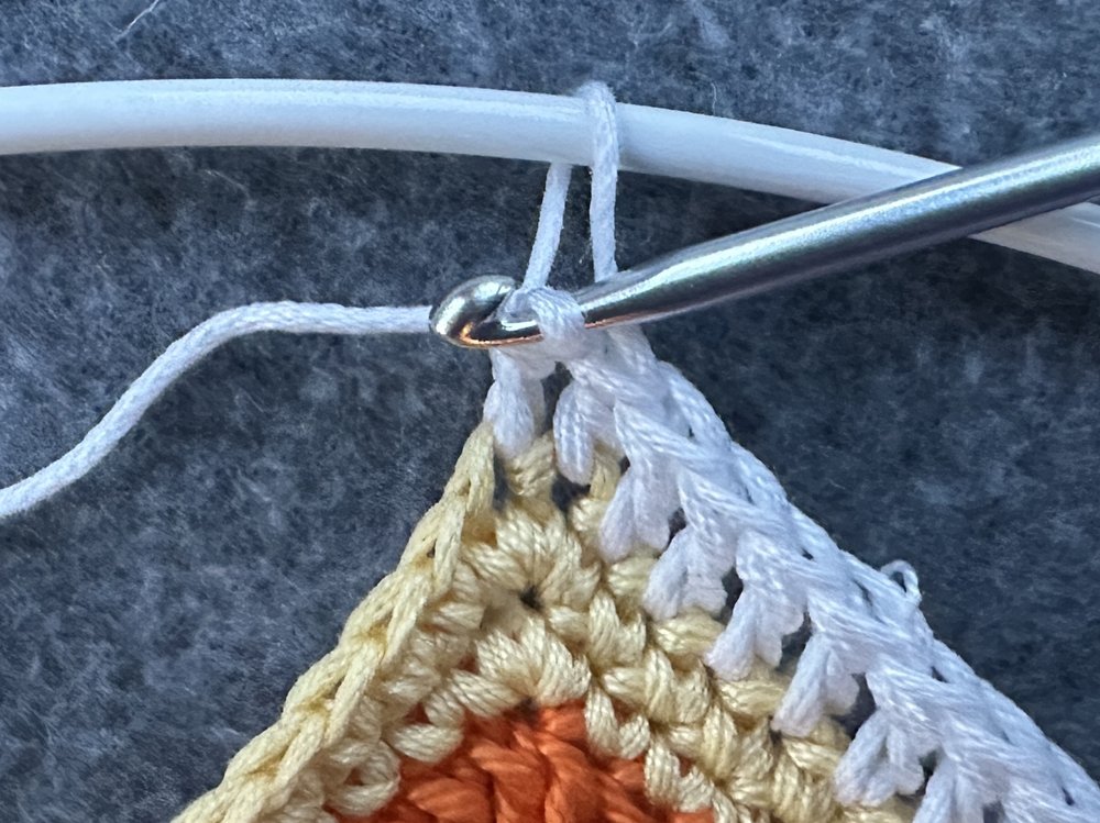 Blog-Inhaltsbild für 'Dekorativer Anhänger aus bunten Garnresten - Kostenlose Häkelanleitung'