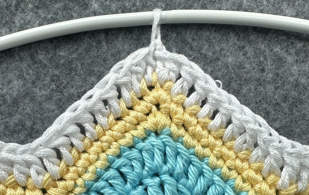 Blog-Inhaltsbild für 'Dekorativer Anhänger aus bunten Garnresten - Kostenlose Häkelanleitung'