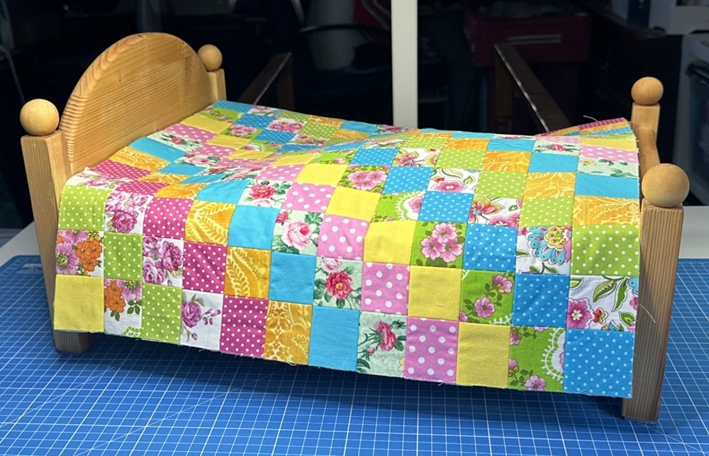 Blog-Inhaltsbild für 'Näh-Workshop Teil 2: Patchwork-Bettdecke für das Puppenbett'