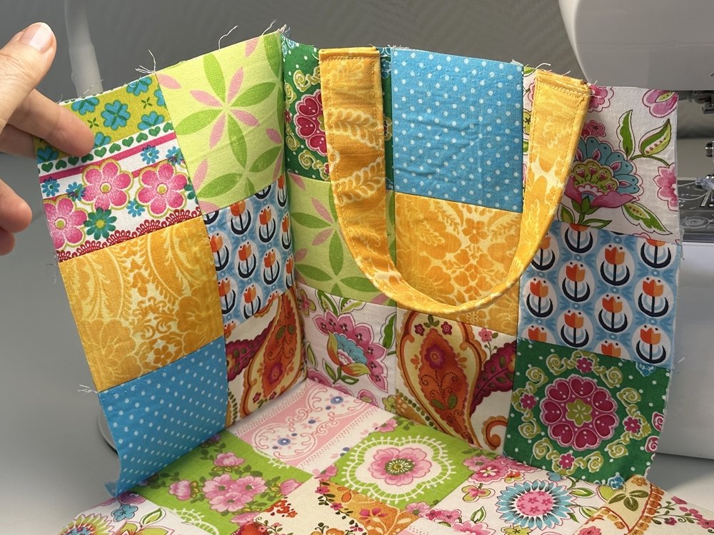 Blog-Inhaltsbild für 'Kindertasche im Patchwork-Style - Kostenlose Nähanleitung'
