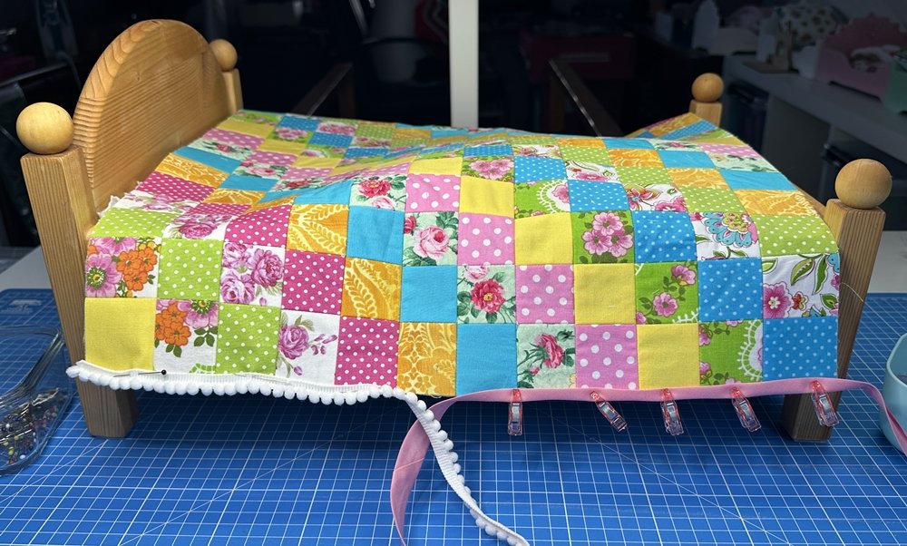 Blog-Inhaltsbild für 'Näh-Workshop Teil 2: Patchwork-Bettdecke für das Puppenbett'