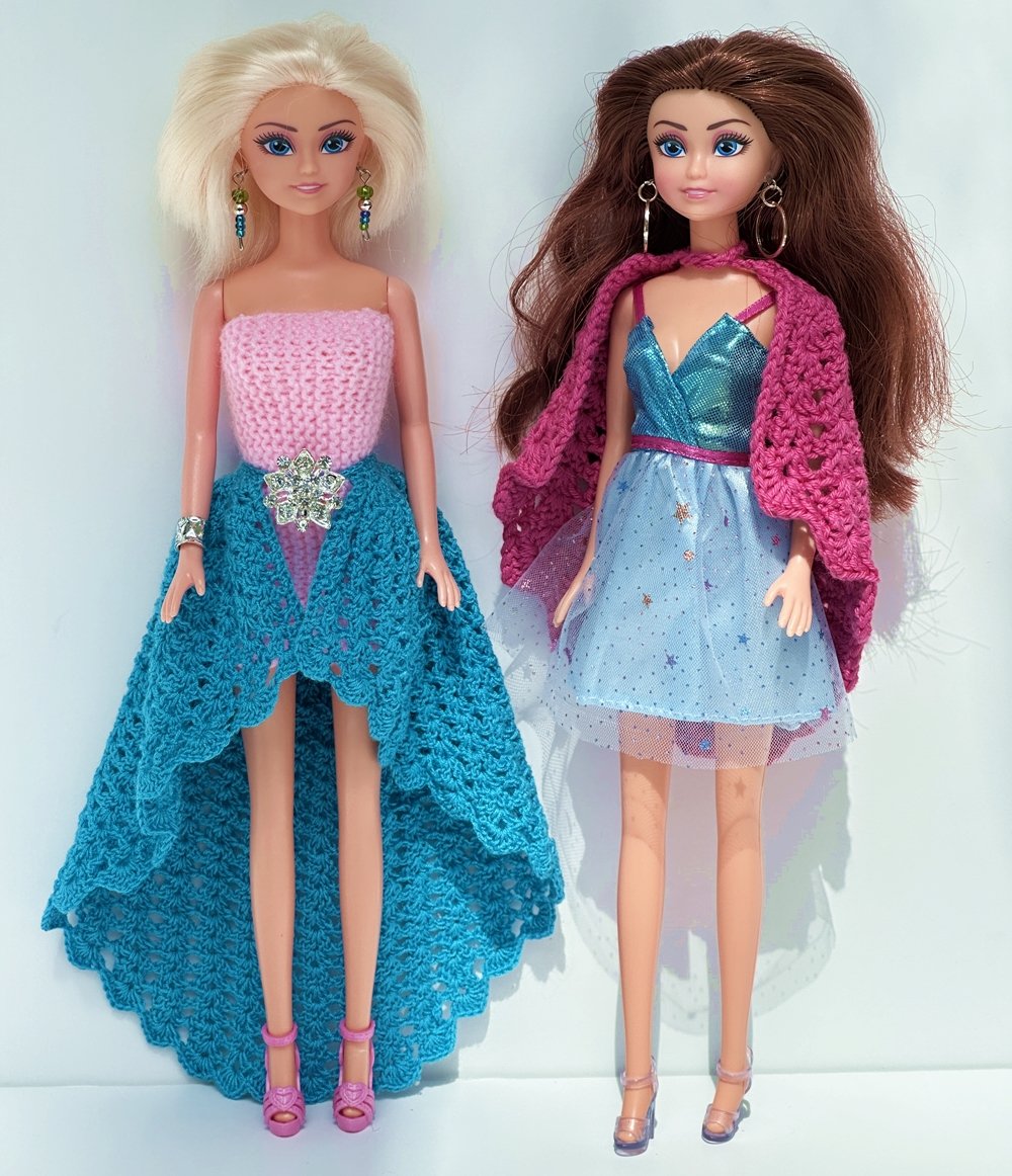 Blog-Inhaltsbild für 'Überrock oder Cape für kleine Puppen häkeln  – kostenlose Häkelanleitung'