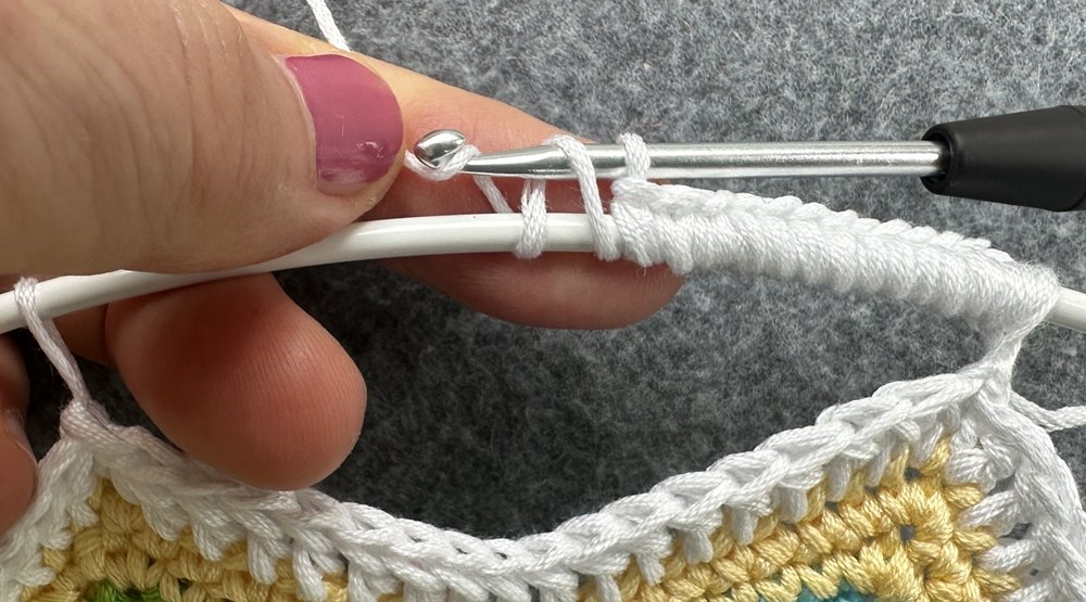 Blog-Inhaltsbild für 'Dekorativer Anhänger aus bunten Garnresten - Kostenlose Häkelanleitung'