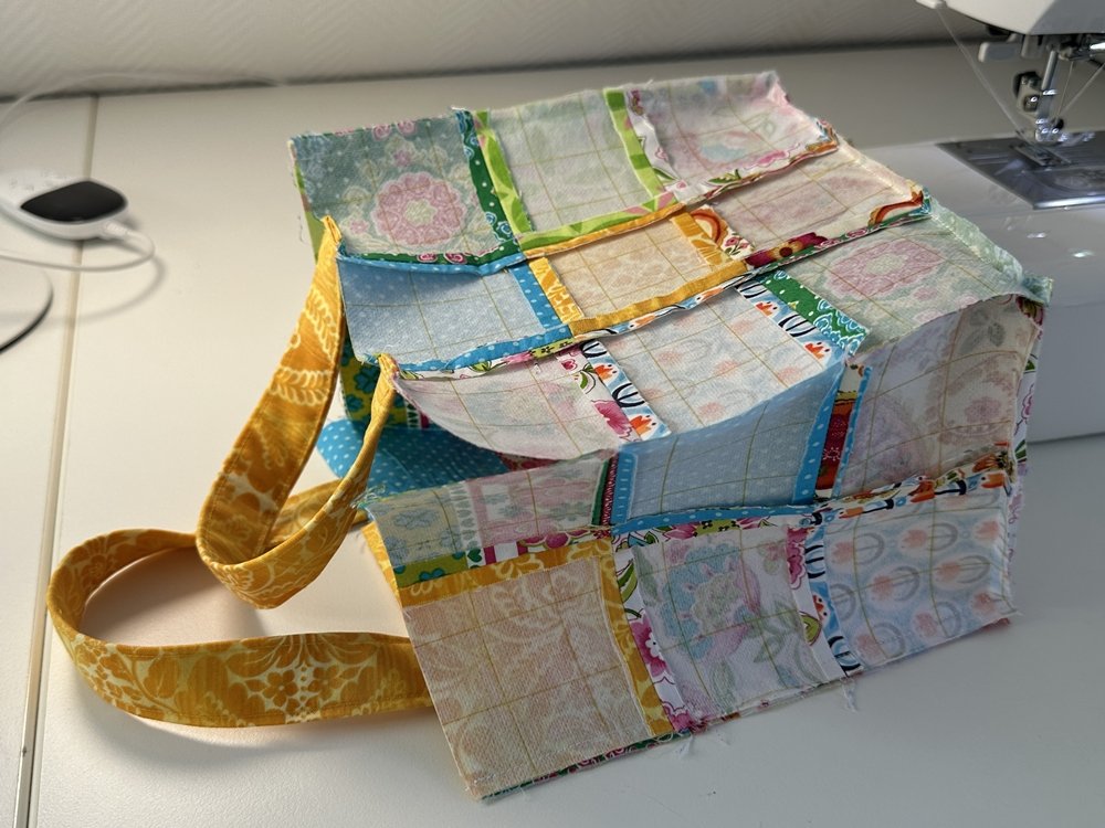 Blog-Inhaltsbild für 'Kindertasche im Patchwork-Style - Kostenlose Nähanleitung'