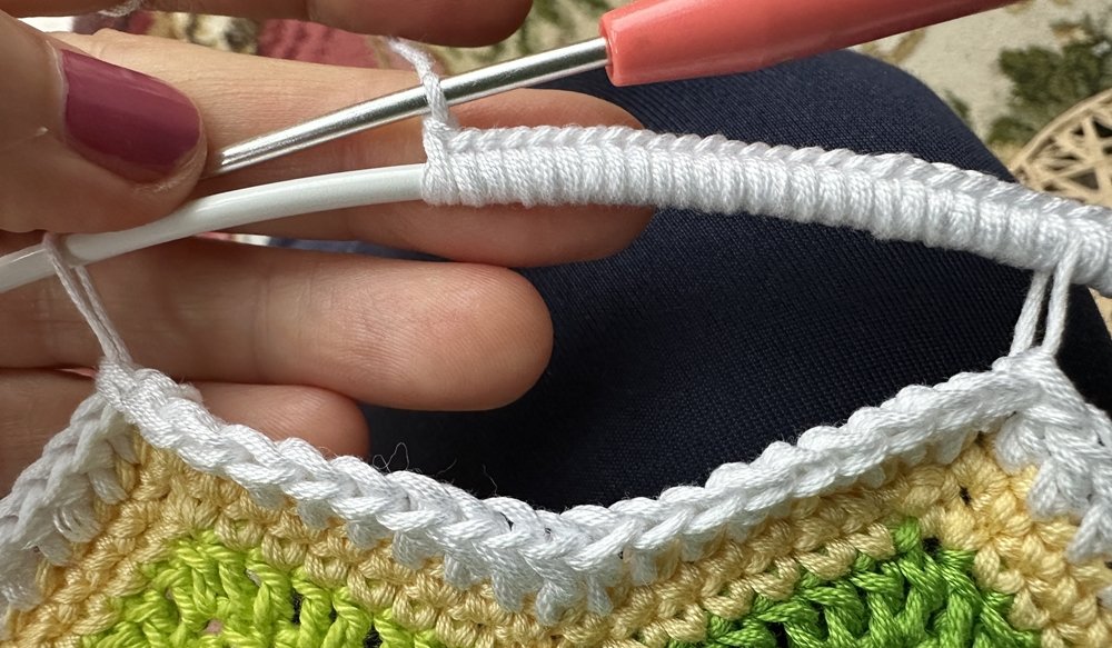 Blog-Inhaltsbild für 'Dekorativer Anhänger aus bunten Garnresten - Kostenlose Häkelanleitung'