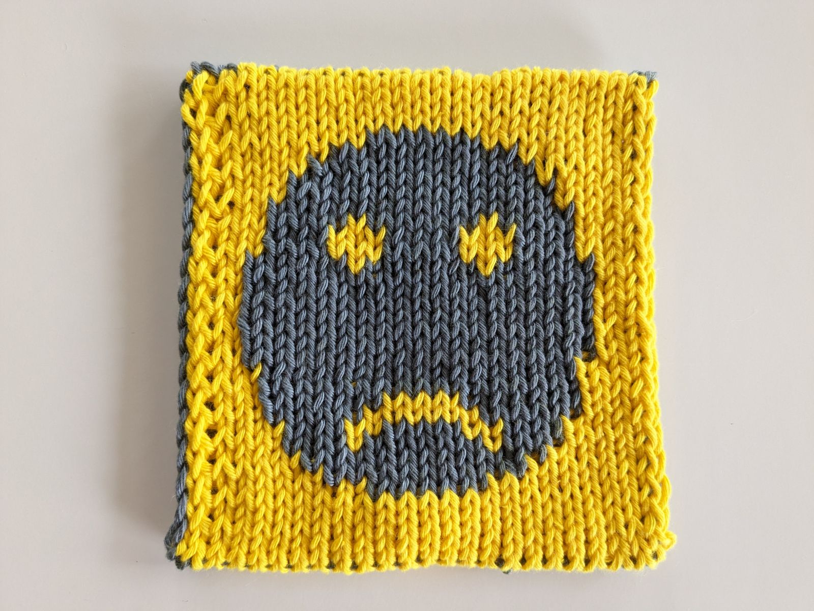 Blog-Inhaltsbild für 'Kostenlose Strickanleitung für den "Launischen Smiley" - als Untersetzer / Abschminkpad etc.'