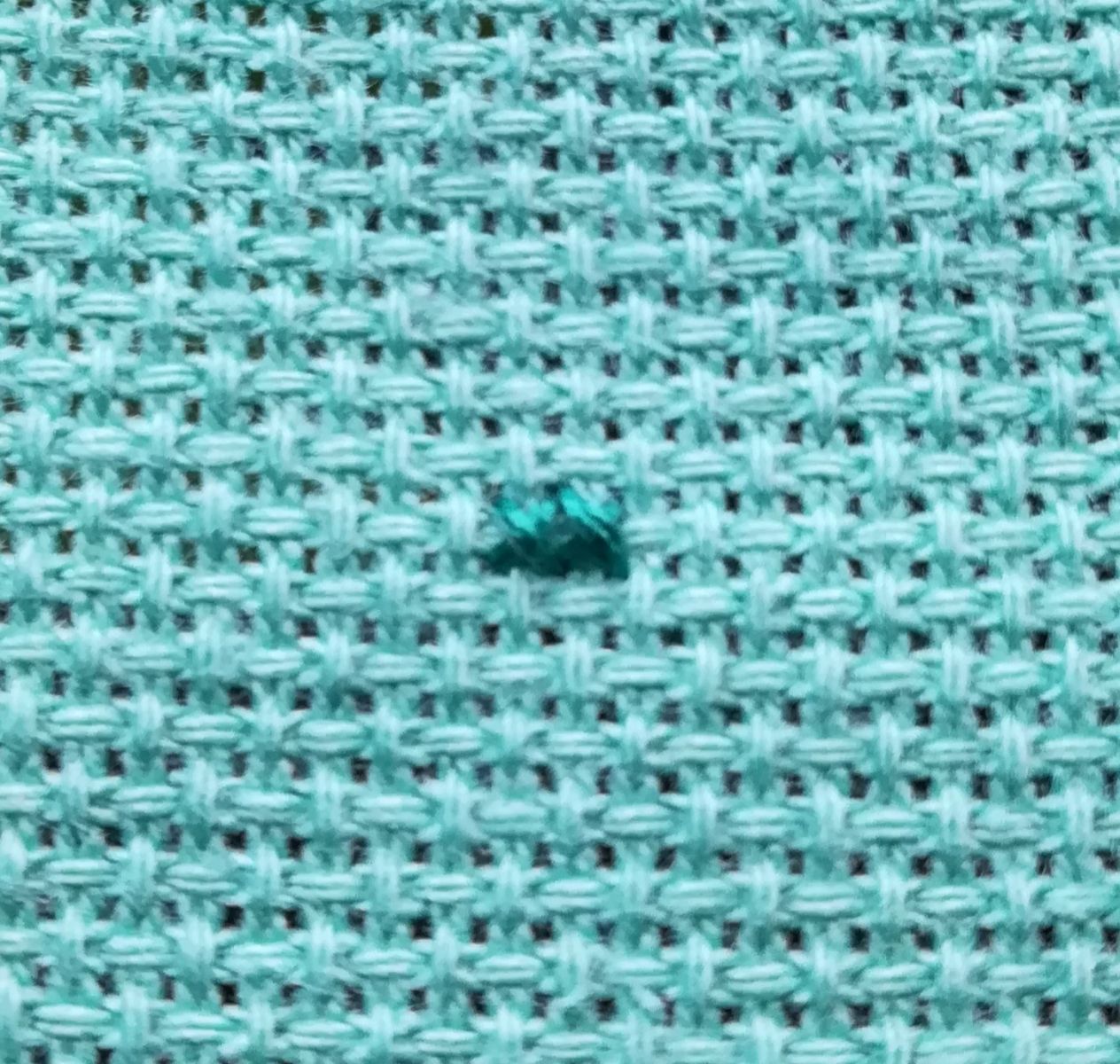 Blog-Inhaltsbild für 'Besticke mit mir ein Lätzchen und lerne dabei den Kreuzstich - Tutorial für Anfänger*innen inkl gratis Stickvorlage "Food Designer" und "Designerin"'