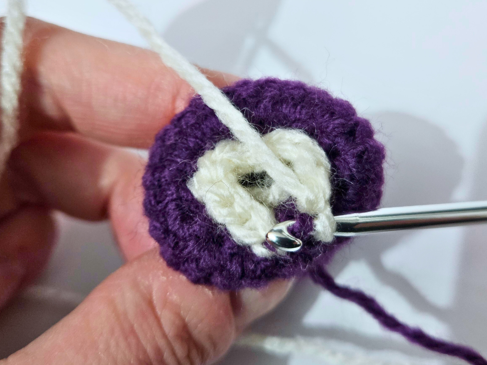 Blog-Inhaltsbild für 'Kostenlose Häkelanleitung Weihnachtself Poinsettia'