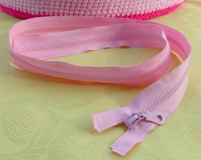 Blog-Inhaltsbild für 'Gratis Häkelanleitung: Buntes Sitzkissen für Kinder'