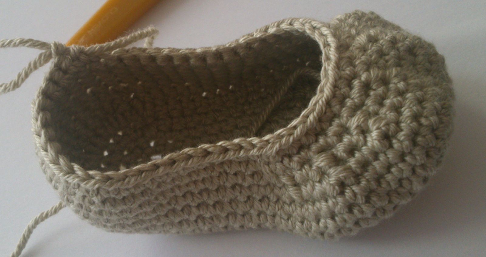 Blog-Inhaltsbild für 'Häkelanleitung Babyschuhe „Schlafende Katzen“'