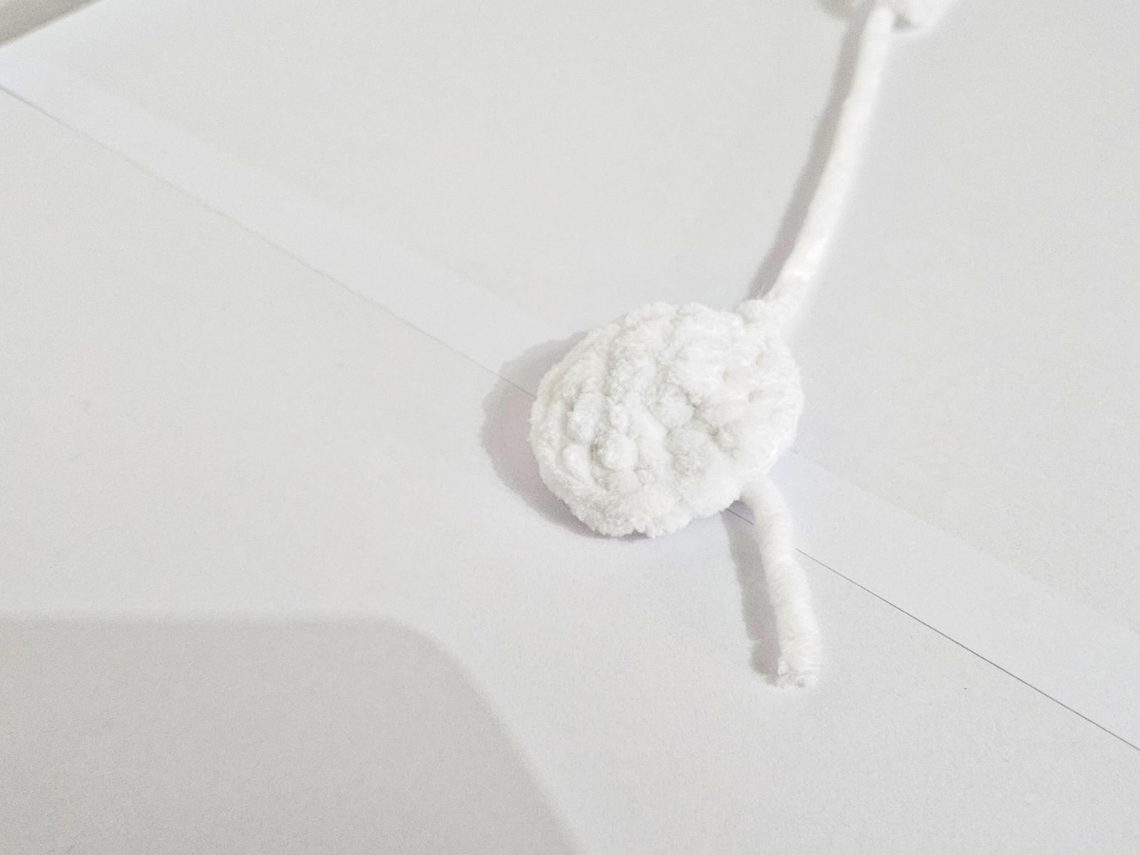 Blog-Inhaltsbild für 'Kostenlose Häkelanleitung kleine Katze aus Chenille-Garn'