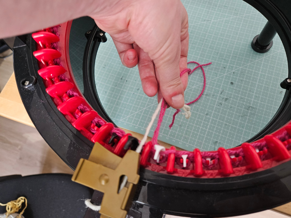 Blog-Inhaltsbild für 'Strickmühlen Praxisguide #2: Erste Projekte (Beanie & Loop)'