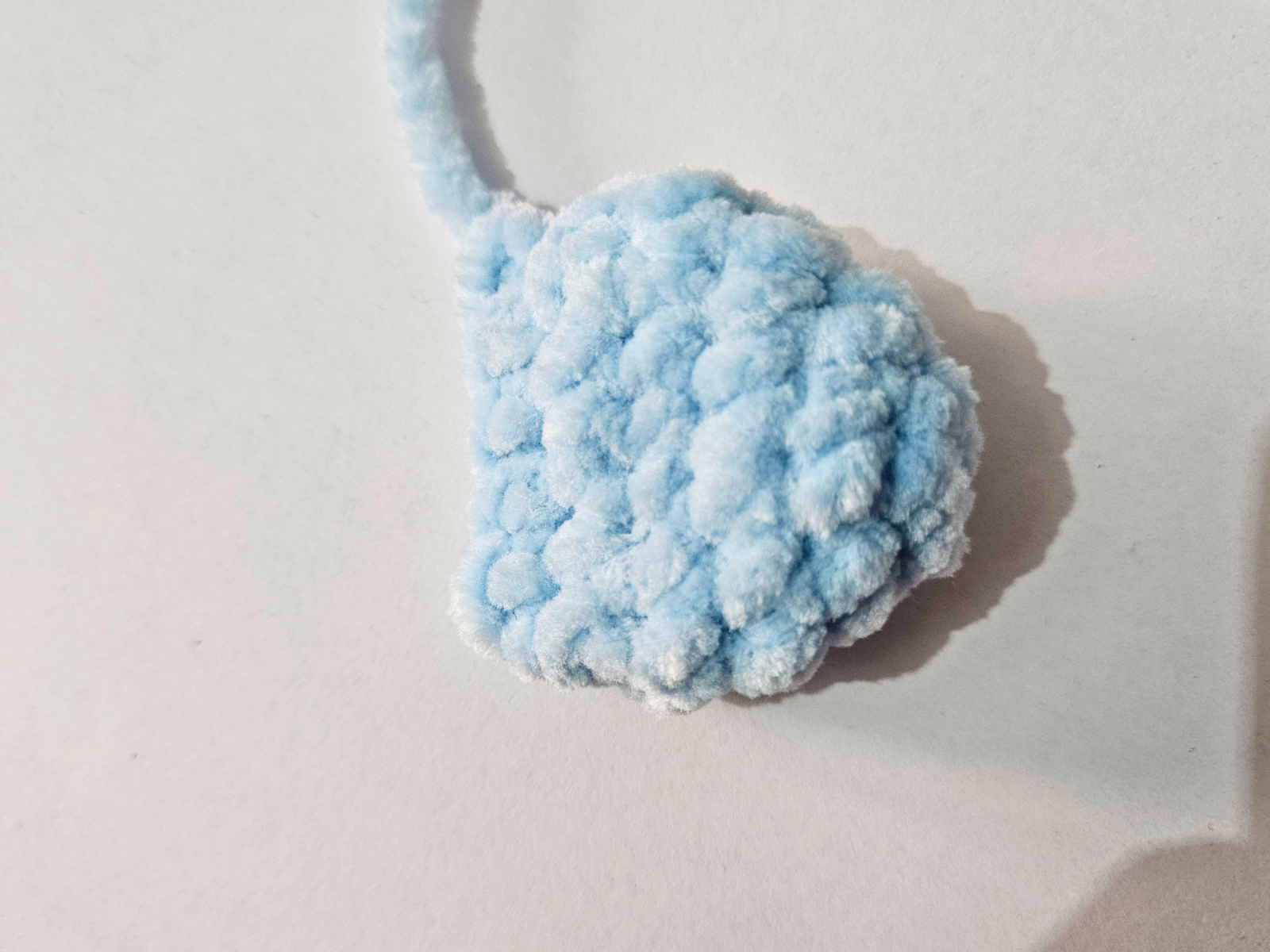 Blog-Inhaltsbild für 'Sakura häkeln – weiche Kirschblüte aus Chenillegarn'